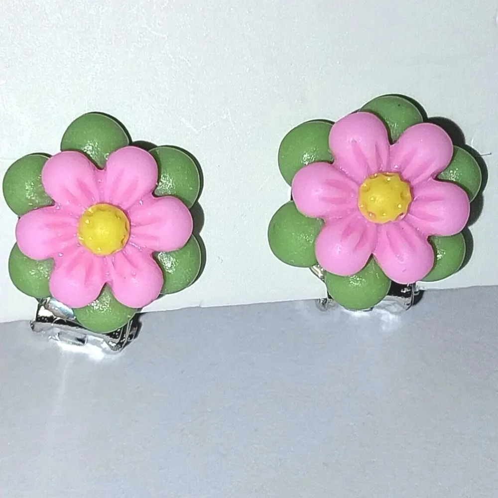 Beautiful girls floral print clip-on earrings for kids - Picture 3 of 4